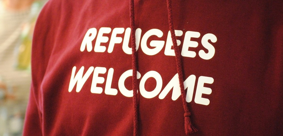 Pullover Ausschnitt mit dem Spruch "Refugees welcome"